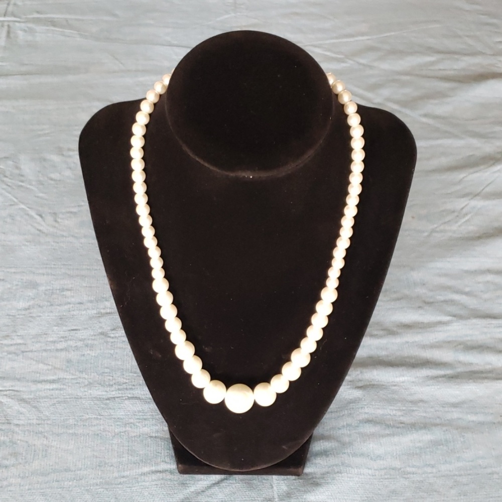 🎉 EUC Faux Pearl Necklace